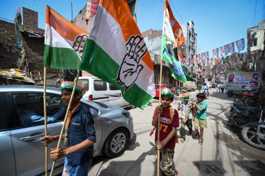 NEW DELHI, INDIA - 3 Nisan 2024 'te Yeni Delhi, Hindistan' da Kuzey Doğu Delhi Usmanpur Bölgesi 'nde yapılacak Loksabha Seçimleri için Kongre' nin garanti kartının açılışı sırasında kongre çalışanları. 