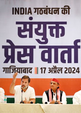 GHAZIABAD, INDIA - 17 Nisan 2024: Kongre Başkanı Rahul Gandhi ve Samajwadi Partisi Başkanı Akhilesh Yadav, 17 Nisan 2024 tarihinde Hindistan 'ın Gaziabad kentinde INDIA partilerinin düzenlediği ortak basın toplantısında. 