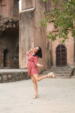 NEW DELHI, INDIA - 13 Nisan 2024: Bollywood oyuncusu Apoorva Arora, 13 Nisan 2024 tarihinde Hindistan 'ın Yeni Delhi kentinde, HT City ile özel bir röportaj ve özel çekim sırasında poz verdi.