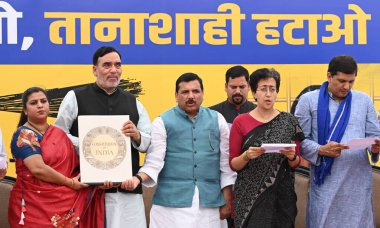 NEW DELHI, INDIA - 14 Nisan 2024: AAP liderleri Sanjay Singh, Gopal Rai, Atishi, Saurabh Bhardwaj ve diğerleri 'Samvidhan Bachao-Tanashahi Hatao' yemin töreninde BR Ambedkar 'ın doğum yıldönümünde