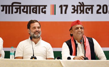 GHAZIABAD, INDIA - 17 Nisan 2024: Kongre Başkanı Rahul Gandhi ve Samajwadi Partisi Başkanı Akhilesh Yadav, 17 Nisan 2024 tarihinde Hindistan 'ın Gaziabad kentinde INDIA partilerinin düzenlediği ortak basın toplantısında. 