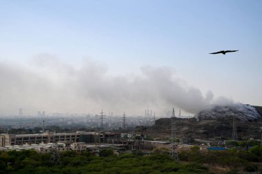 22 Nisan 2024 'te Yeni Delhi, Hindistan' da Ghazipur çöp sahasında yangın çıktı. Dün akşam çöp sahasında yangın çıktı. Alevler çöplüğün ortasına doğru sürüklenirken görüldü. 