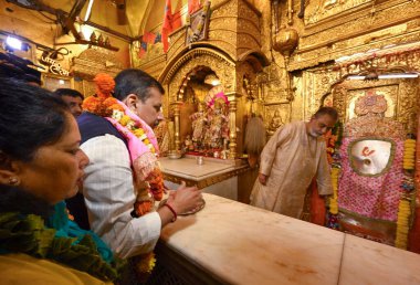 NEW DELHI, INDIA - 4 APRIL 2024: AAP Rajya Sabha Milletvekili Sanjay Singh ve eşi Anita Singh, Yüksek Mahkeme kararıyla serbest bırakıldıktan bir gün sonra Hanuman Mandir Connaught Place 'de namaz kıldılar..