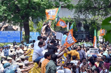 NEW DELHI, INDIA - 10 Nisan 2024: Güvenlik personeli, AAP toplayıcısı ve Delhi CM Arvind Kejriwal 'i protesto eden BJP çalışanlarını 10 Nisan 2024 tarihinde Yeni Delhi, Hindistan' da.