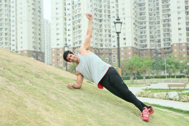 NEW DELHI, INDIA - 14 Nisan 2024: (EDITOR 'un Notu: Bu, Hindustan Times' ın özel bir görüntüsü) Bollywood oyuncusu Varun Sood, 14 Nisan 2024 tarihinde Hindistan 'ın Yeni Delhi kentinde HT City ile özel bir röportaj sırasında poz verir.