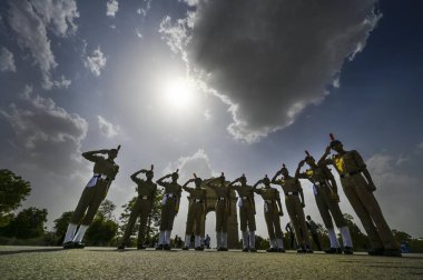 NEW DELHI, INDIA - 20 Nisan 2024 'te Yeni Delhi, Hindistan' da sıcak bir öğleden sonra, Bulutların Altında Bose Heykeli 'ni selamlayan NCC öğrencilerinin silueti. Fotoğraf: Raj K Raj / Hindustan Times )