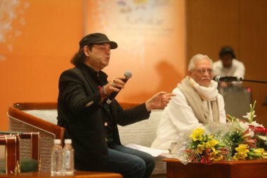 NEW DELHI, INDIA - 17 Mart 2024: Bollywood şarkıcısı Mohit Chauhan ve söz yazarı Gülzar 17. Kathakar Uluslararası Hikaye Anlatanları Festivali sırasında Delhis Bharat Mandapam, Pragati Meydan, 17 Mart 2024 'te Yeni Delhi, Hindistan' da 