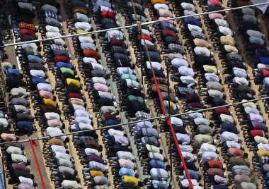MUMBAI, INDIA - 5 Nisan 2024: Müslüman fanatikler 5 Nisan 2024 'te Hindistan' ın Mumbai şehrinde Bombay Central 'daki Sünni Bilal Mescidi' nde Alvida Jumma 'yı sundular. İslam 'ın kutsal Ramazan ayının son cuması anlamına geliyor. O gün Müslümanlar fazladan dua ederler.
