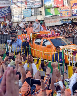 GHAZIABAD, INDIA - APRIL 6, 2024: Başbakan Narendra Modi ve UP Genel Sekreteri Yogi Adityanath, 6 Nisan 2024 tarihinde Hindistan 'ın Gaziabad kentinde yapılacak Loksabha seçimleri öncesinde Gaziabad, Hindistan' da düzenlenen Gaziabad yol gösterisinde.