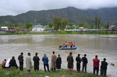 SRINAGAR, INDIA - 16 Nisan 2024 'te Hindistan' ın Srinagar kentinde tekne alabora olduktan sonra Ulusal Afet Müdahale Gücü (NDRF) kurtarma operasyonu düzenledi.. 