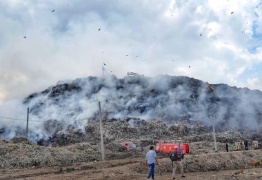 NEW DELHI, INDIA - 22 Nisan 2024: İtfaiyeciler 22 Nisan 2024 'te Yeni Delhi, Hindistan' da Gazipur Çöplük Bölgesi 'ndeki yangını söndürmek için gece gündüz çalışıyorlar.  