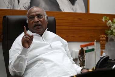 NEW DELHI, INDIA - 30 Mayıs: Kongre Ulusal Başkanı Mallikarjun Kharge 30 Mayıs 2024 tarihinde Yeni Delhi, Hindistan 'da AICC karargahında düzenlediği basın toplantısında. 