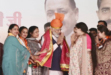 UDHAMPUR, INDIA - 12 Nisan 2024 tarihinde Hindistan 'ın Udhampur kentinde yapılan Lok Sabha seçimleri öncesinde düzenlenen halk mitinginde Başbakan Narendra Modi parti liderleri ve çalışanları karşıladı. Fotoğraf: Waseem Andrabi / Hindustan Times)