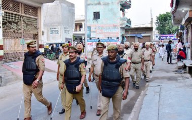 GHAZIABAD, INDIA - 10 Nisan 2024: UP Polisi ve Punjab Polisi, bayram festivali vesilesiyle 10 Nisan 2024 'te Hindistan' ın Gaziabad kentinde bayrak yürüyüşü yapıyor. Fotoğraf: Sakib Ali / Hindustan Times )
