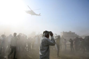 SIKANDRABAD, INDIA - 19 Nisan 2024: İnsanlar, 19 Nisan 2024 tarihinde eski Uttar Pradesh Genel Başkanı ve Samajwadi Partisi Genel Başkanı Akhilesh Yadav 'ın seslendirdiği Lok Sabha Seçimleri kampanyasına katılmak için toplandılar.