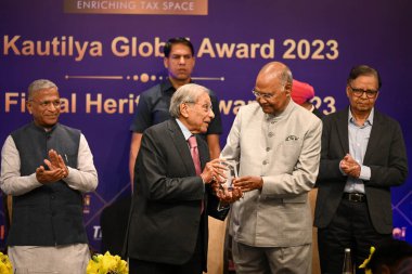 NEW DELHI, INDIA - APRIL 6, 2024: NK Singh, Hindistan 'ın 15. Finans Komisyonu Başkanı, eski Hindistan Devlet Başkanı Ramnath Kovind' den 2023 TİOL Mali Miras Ödülü 'nü 6 Nisan 2024 tarihinde Yeni Delhi, Hindistan' da bulunan Taj Hotel Mansingh Road 'da aldı..