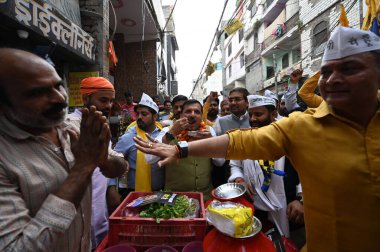 AAP Rajya Sabha Milletvekili Sanjay Singh Shakarpur 'daki seçim kampanyası sırasında 18 Nisan 2024 tarihinde Hindistan' ın Yeni Delhi kentinde yapılacak genel seçimler öncesinde. 