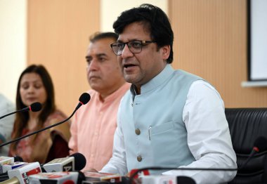 NOIDA, INDIA - 2 Nisan 2024 'te Hindistan' ın Noida kentinde 27 Nisan 2024 'te Kailash Sabhagar' da düzenlenen basın toplantısında Uttar Pradesh Hükümeti, Uttar Pradesh Nitin Agarwal 'ın açıklamalarını yaptı..