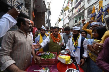 AAP Rajya Sabha Milletvekili Sanjay Singh Shakarpur 'daki seçim kampanyası sırasında 18 Nisan 2024 tarihinde Hindistan' ın Yeni Delhi kentinde yapılacak genel seçimler öncesinde. 