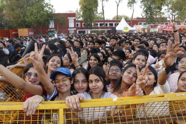 NEW DELHI, INDIA - APRIL 8, 2024: Şarkıcı Akhil Sachdeva namı diğer Nashaboy 'un 8 Nisan 2024' te Yeni Delhi, Hindistan 'da bulunan Hansraj Koleji' nde düzenlenen yıllık festivalde performansının keyfini çıkaran kalabalık. 