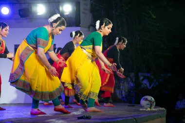 NEW DELHI, INDIA - 13 APRIL: Sanatçılar Triveni Kala Sangam 'da Brezilya futbolu sanatı ile Hint klasik dansının ritminin birleşimi olan 