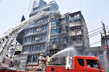PATNA, INDIA - 25 Nisan 2024 'te Patna, Hindistan' da Patna Junction tren istasyonu yakınlarındaki Pal Otel 'de çıkan yangını itfaiyeciler söndürdü. Yangında en az altı kişi öldü ve 18 kişi hastanede yaşam mücadelesi veriyor. Yangın çıktı.