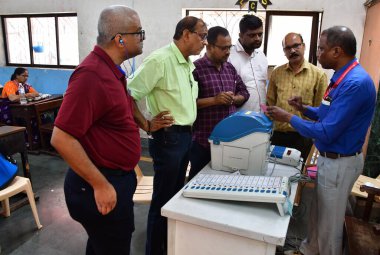 MUMBAI, INDIA - APRIL 4, 2024: Loksabha 'da yapılacak seçimler için anket görevlileri, 4 Nisan 2024 tarihinde Hindistan' ın başkenti Mumbai 'de yapılacak olan Loksabha Seçimleri için Elektronik Oy Makinesi (EVM) ile bir eğitim oturumuna katıldılar..
