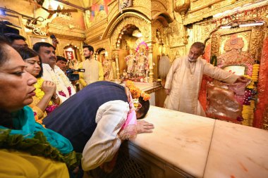 NEW DELHI, INDIA - 4 APRIL 2024: AAP Rajya Sabha Milletvekili Sanjay Singh ve eşi Anita Singh, Yüksek Mahkeme kararıyla serbest bırakıldıktan bir gün sonra Hanuman Mandir Connaught Place 'de namaz kıldılar..