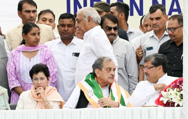 NEW DELHI, INDIA - 9 Nisan 2024: Eski sendika bakanı Birender Singh, Kongre liderleri Mukul Wasnik, Bhupinder Hooda ve Selja Kumari ile birlikte 9 Nisan Salı günü Yeni Delhi, Hindistan 'daki AICC genel merkezinde Kongre' ye katıldı. 