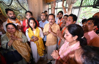 NEW DELHI, INDIA - 23 Nisan 2024: Delhi BJP Başkanı Virendra Sachdeva Hanuman Jayanti vesilesiyle 23 Nisan 2024 'te Yeni Delhi, Hindistan' da Hanuman Tapınağı Connaught Place 'de Hanuman Chalisa yoluna katıldı..