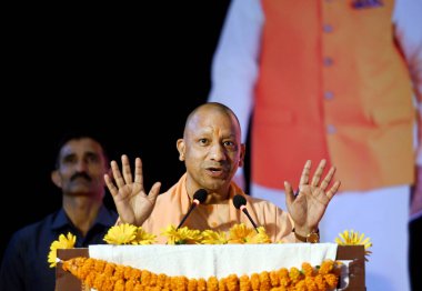 GREATER NOIDA, INDIA - 1 Nisan 2024 'te Uttar Pradesh Genel Sekreteri Yogi Adityanath GL Bajaj Teknoloji ve Yönetim Enstitüsü' nde (Prabuddh Sammelan) bir araya gelen entelektüellere hitaben bir konuşma yaptı.