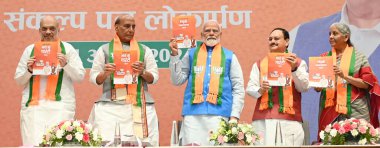 NEW DELHI, INDIA - 14 Nisan 2024: Başbakan Narendra Modi ile Birlik Savunma Bakanı Rajnath Singh ve İçişleri Bakanı Amit Şah, BJP Ulusal Başkanı JP Nadda, Maliye Bakanı Nirmala Sitharaman. 
