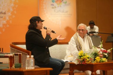 NEW DELHI, INDIA - 17 Mart 2024: Bollywood şarkıcısı Mohit Chauhan ve söz yazarı Gülzar 17. Kathakar Uluslararası Hikaye Anlatanları Festivali sırasında Delhis Bharat Mandapam, Pragati Meydan, 17 Mart 2024 'te Yeni Delhi, Hindistan' da 