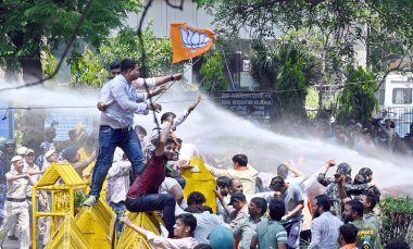 NEW DELHI, INDIA - 10 Nisan 2024: Güvenlik personeli, AAP toplayıcısı ve Delhi CM Arvind Kejriwal 'i protesto eden BJP çalışanlarını 10 Nisan 2024 tarihinde Yeni Delhi, Hindistan' da.