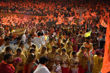 NEW DELHI, INDIA - 21 Nisan 2024: Hindistan 'ın Yeni Delhi kentindeki Indira Gandhi Stadyumu' nda Hindu Nav Varsh 'ı (Hindu Yeni Yılı) kutlamak için toplanan çiçek yaprakları. 