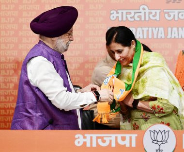 NEW DELHI, INDIA - 11 Nisan 2024 'te Punjab' dan Parampal Kaur Maluka, DDU Marg 'daki BJP karargahında Hardeep Singh Puri ile BJP' ye katıldı.