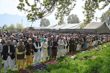 SRINAGAR, INDIA - 7 Nisan 2024 'te Hindistan' ın Srinagar kentindeki CP 'de insanlar sıcaktan korunmak için üzerlerini örtüyorlar. Bayram namazı barışçıl bir notayla sona erdi, uyum ve birlik ruhunu daha da güçlendirdi..