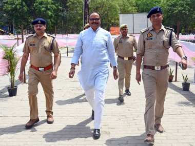 GREATER NOIDA, INDIA - Uttar Pradesh Başkan Yardımcısı Brijesh Pathak, 3 Nisan 2024 tarihinde Hindistan 'ın başkenti Büyük Noida' da bulunan Gautam Budh Nagar milletvekili Mahesh Sharma 'dan BJP Adaylığı için başvuruda bulunmak üzere Surajpur tahsildar ofisine ulaştı.. 