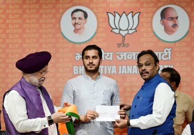 NEW DELHI, INDIA - 11 Nisan 2024 'te Jammu' dan Jahanzaib Sirwal, Vinod Tawde (3L) ve Hardeep Singh Puri (L) ile 11 Nisan 2024 'te Yeni Delhi, Hindistan' daki DDU Marg 'daki BJP karargahında BJP' ye katıldı.. 