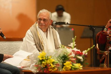 NEW DELHI, INDIA - 17 Mart 2024: Bollywood söz yazarı Gulzar, 17 Mart 2024 'te Delhis Bharat Mandapam, Pragati Meydan' da düzenlenen 17.