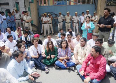 NEW DELHI, INDIA - 21 Nisan 2024: Tihar Cezaevi 'nin 4 numaralı kapısındaki protesto dharna sırasında insülin ilacı taşıyan AAP parti çalışanları