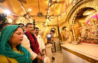 NEW DELHI, INDIA - 4 APRIL 2024: AAP Rajya Sabha Milletvekili Sanjay Singh ve eşi Anita Singh, Yüksek Mahkeme kararıyla serbest bırakıldıktan bir gün sonra Hanuman Mandir Connaught Place 'de namaz kıldılar..