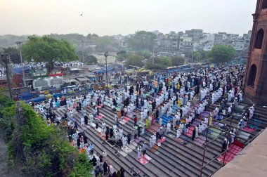 NEW DELHI, INDIA - 11 Nisan 2024: Müslüman cemaatinden insanlar 11 Nisan 2024 'te Hindistan' ın Yeni Delhi kentinde Jama Mescidi 'nde Kurban Bayramı dolayısıyla Namaz kılıyor. (Fotoğraf: Sanjeev Verma / Hindustan Times)