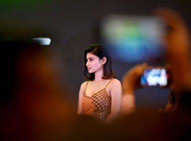 NOIDA, INDIA - 9 Nisan 2024: Bollywood oyuncusu Mouni Roy, Noida, Hindistan 'da 18. Bölge' deki DLF AVM 'de düzenlenen bir etkinlik sırasında, 09 Nisan 2024