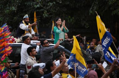 NEW DELHI, INDIA - APRIL 27, 2024: Sunita Kejriwal, Delhi Baş Bakanı Arvind Kejriwal, Kalyanpuri 'de yaklaşan Lok Sabha Seçimleri için 27 Nisan 2024 tarihinde Yeni Delhi, Hindistan' da bir yol gösterisi düzenledi. Sunita Kejriwal 'ın yol gösterisi.. 