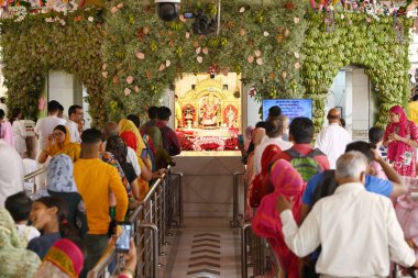 NEW DELHI, INDIA - 9 Nisan 2024: Navratri festivalinin ilk gününde Yeni Delhi, Hindistan 'daki Jhandewalan Tapınağı' nda namaz kılmak için bekleyenler 9 Nisan 2024 Salı günü. (Fotoğraf: Arvind Yadav / Hindustan Times)