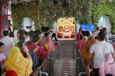 NEW DELHI, INDIA - 9 Nisan 2024: Navratri festivalinin ilk gününde Yeni Delhi, Hindistan 'daki Jhandewalan Tapınağı' nda namaz kılmak için bekleyenler 9 Nisan 2024 Salı günü. (Fotoğraf: Arvind Yadav / Hindustan Times)