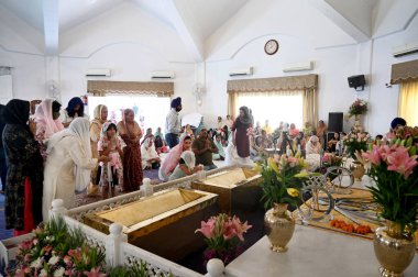 NoIDA, INDIA - 13 Nisan 2024 'te Hindistan' ın Noida kentinde, Baisakhi vesilesiyle, 18. Sektör 'deki bir Gurudwara' da namaz kılanlar. Baisakhi ya da Vaisakhi, Vaisakh ayının ilk gününü kutlayan popüler bir bahar festivali.