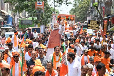 NEW DELHI, INDIA - APRIL 29, 2024: BJP destekçileri Mangolpuri 'de yaklaşan Lok Sabha Seçimleri için Kuzey Batı Delhi' den BJP adayı için Nomikontion dosyalamadan önce Roadshow sırasında görüldü, Yogender Chandolia.