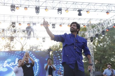 NEW DELHI, INDIA - 8 Nisan 2024: Şarkıcı Akhil Sachdeva namı diğer Nashaboy, Hansraj Koleji, Delhi Üniversitesi 'nde her yıl düzenlenen festivalde sahne alıyor